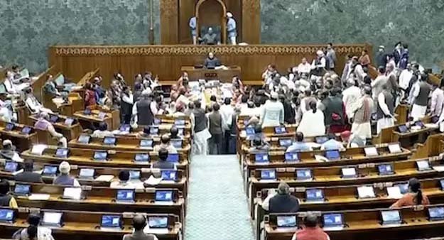 எதிர்க்கட்சிகளின் தொடர் அமளியால் மக்களவை நாள் முழுவதும் ஒத்திவைப்பு